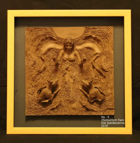 Bu eser EMRE GÜN tarafından 2016 yılında 25x25 cm ölçülerinde Karo, Elle Şekillendirme tekniği ile yapılmıştır.