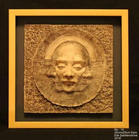 Bu eser EMRE GÜN tarafından 2016 yılında 25x25 cm ölçülerinde Karo, Elle Şekillendirme tekniği ile yapılmıştır.