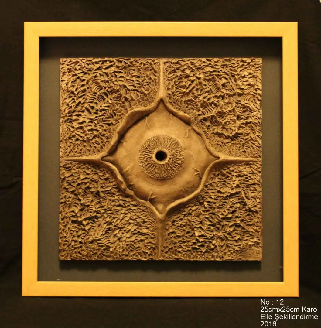 yakınlaştır "İsimsiz" eseri EMRE GÜN tarafından 2016 yılında 25x25 cm ölçülerinde Karo, Elle Şekillendirme tekniği ile yapılmıştır.