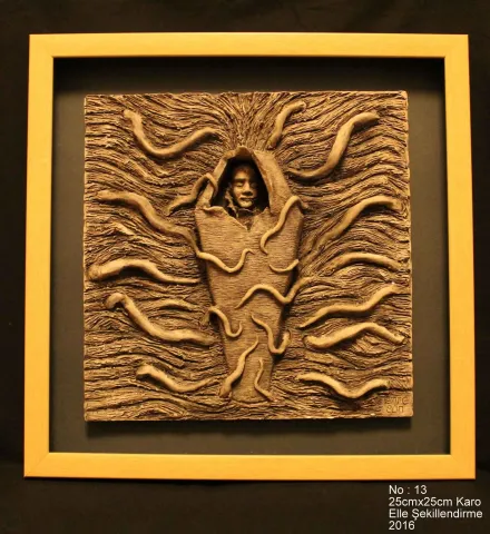 Bu eser EMRE GÜN tarafından 2016 yılında 25x25 cm ölçülerinde Karo, Elle Şekillendirme tekniği ile yapılmıştır.