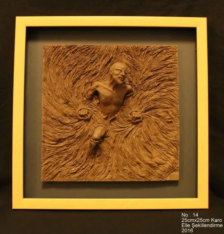 Bu eser EMRE GÜN tarafından 2016 yılında 25x25 cm ölçülerinde Karo, Elle Şekillendirme tekniği ile yapılmıştır.