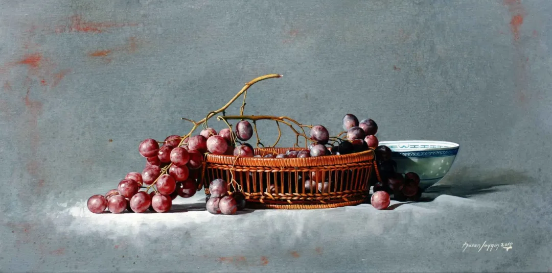 "Çin Vazolu Üzümler" eseri HASAN SAYGIN tarafından 2010 yılında 60x30 cm ölçülerinde Tuval üzeri yağlı boya tekniği ile yapılmıştır.