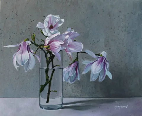"Manolya" eseri HASAN SAYGIN tarafından 2016 yılında 65x54 cm ölçülerinde Tuval üzeri yağlı boya tekniği ile yapılmıştır.