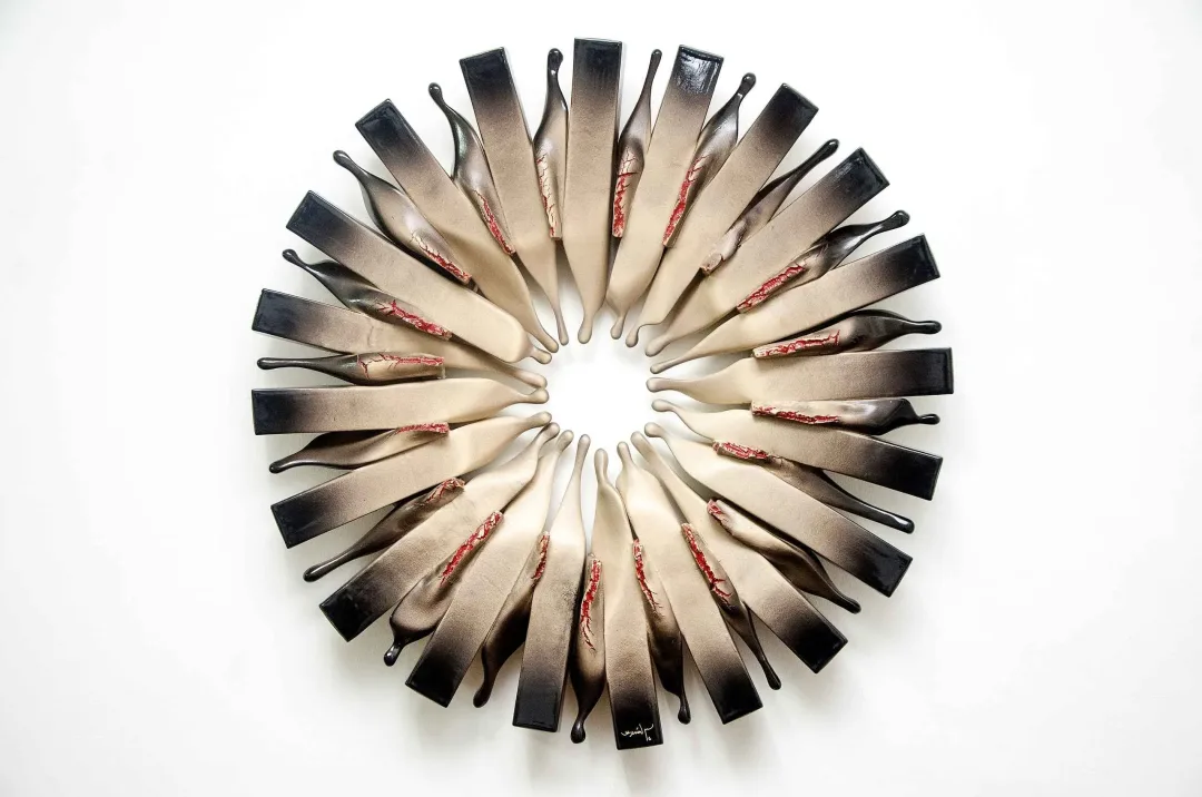 yakınlaştır "Dişli - GearWheel" eseri KEMAL ULUDAĞ tarafından 2016 yılında 66x9 cm ölçülerinde Stoneware - 1200 °C tekniği ile yapılmıştır.