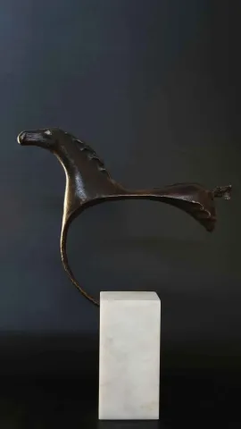 SELÇUK YILMAZ — “At” "At" eseri SELÇUK YILMAZ tarafından 73x54x11 cm ölçülerinde Bronz tekniği ile yapılmıştır.