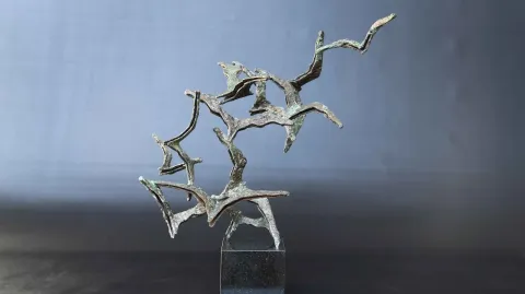 SELÇUK YILMAZ — “Özgürlüğe dair III” "Özgürlüğe dair III" eseri SELÇUK YILMAZ tarafından 46x29x34 cm ölçülerinde Bronz tekniği ile yapılmıştır.
