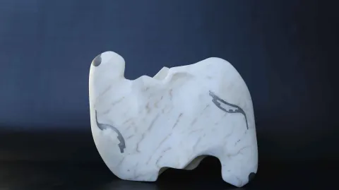 SELÇUK YILMAZ — “Denge” "Denge" eseri SELÇUK YILMAZ tarafından 35x43x12 cm ölçülerinde mermer+metal tekniği ile yapılmıştır.