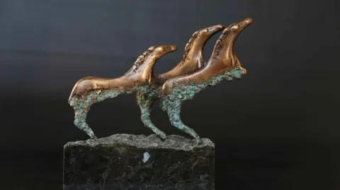 SELÇUK YILMAZ — “İsimsiz” "İsimsiz" eseri SELÇUK YILMAZ tarafından 24x26x10 cm ölçülerinde Bronz tekniği ile yapılmıştır.