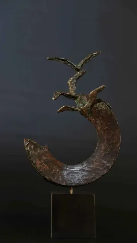 SELÇUK YILMAZ — “İsimsiz” "İsimsiz" eseri SELÇUK YILMAZ tarafından 33x16x7 cm ölçülerinde Bronz tekniği ile yapılmıştır.