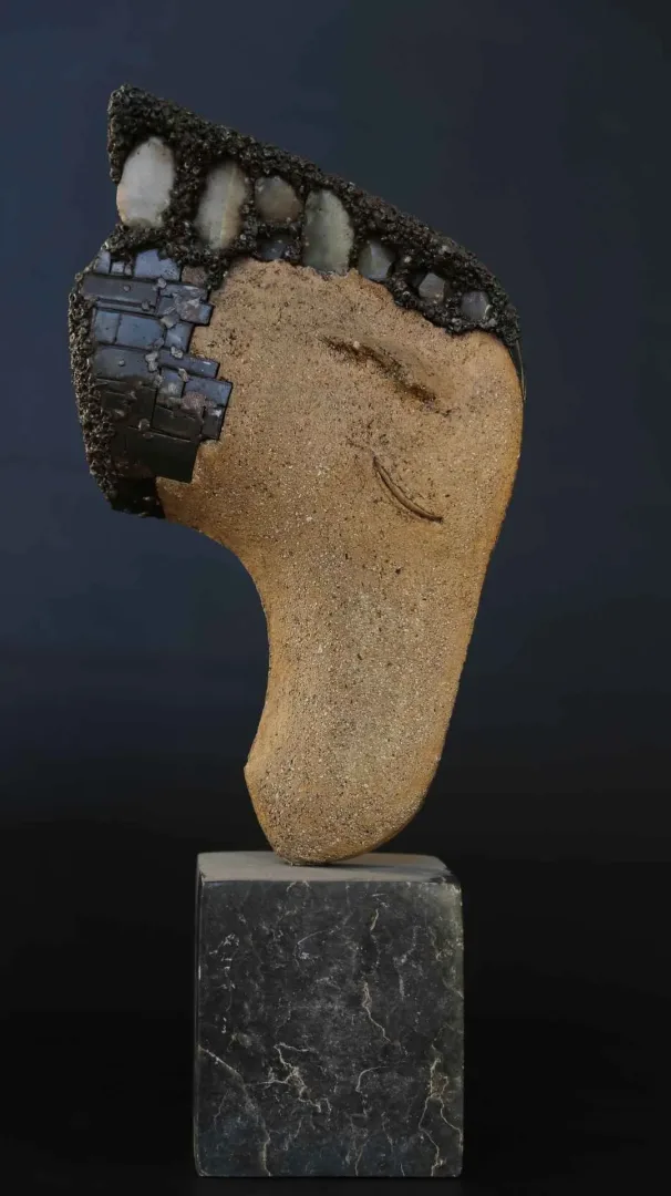 yakınlaştır "İsimsiz" eseri SELÇUK YILMAZ tarafından 42x19x10 cm ölçülerinde seramik+metal tekniği ile yapılmıştır.