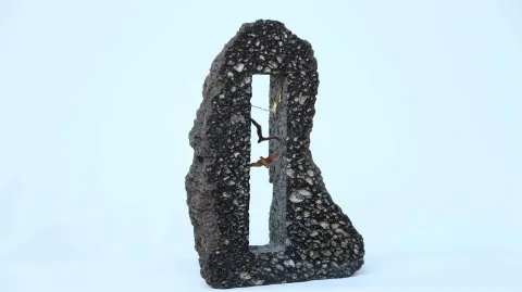 SELÇUK YILMAZ — “isimsiz” "isimsiz" eseri SELÇUK YILMAZ tarafından 32x21x6 cm ölçülerinde bazalt+bakır+pirinç tekniği ile yapılmıştır.
