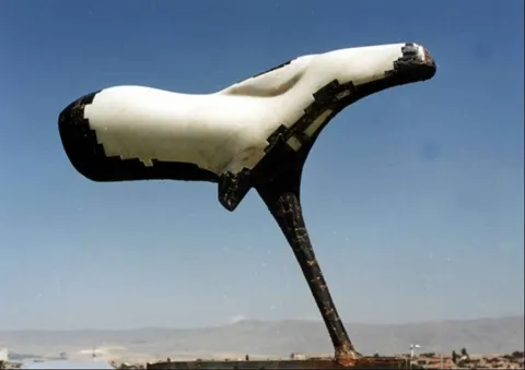 SELÇUK YILMAZ — “At” "At" eseri SELÇUK YILMAZ tarafından 75x94x21 cm ölçülerinde mermer +metal tekniği ile yapılmıştır.