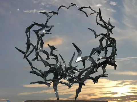 SELÇUK YILMAZ — “Özgürlüğe Dair II” "Özgürlüğe Dair II" eseri SELÇUK YILMAZ tarafından 67x60x32 cm ölçülerinde Paslanmaz çelik tekniği ile yapılmıştır.