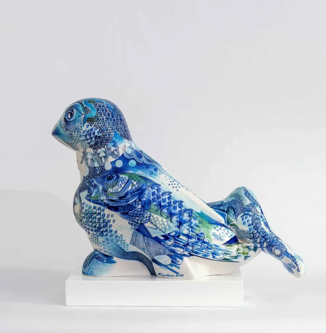 "Simurg 2" eseri SEMİH KAPLAN tarafından 2016 yılında 45x66x25 cm ölçülerinde Sıraltı Dekorlu Elle Şekillendirme Seramik Form tekniği ile yapılmıştır.