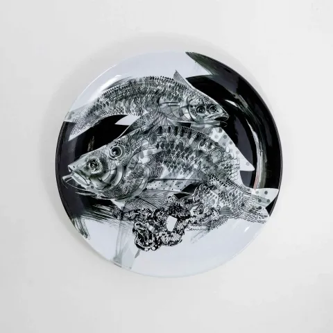 "İsimsiz" eseri SEMİH KAPLAN tarafından 2015 yılında 60x60 cm ölçülerinde Çini duvar tabağı tekniği ile yapılmıştır.