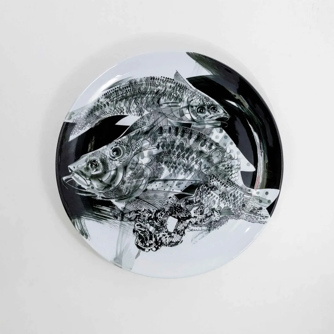"İsimsiz" eseri SEMİH KAPLAN tarafından 2015 yılında 60x60 cm ölçülerinde Çini duvar tabağı tekniği ile yapılmıştır.