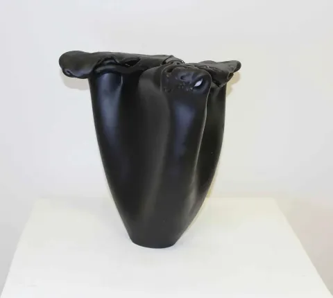 UFUK AKBEY — “Ceset” "Ceset" eseri UFUK AKBEY tarafından 30x26x16 cm ölçülerinde yapılmıştır.
