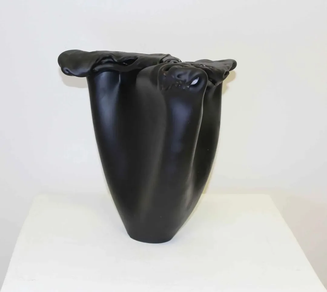 "Ceset" eseri UFUK AKBEY tarafından 30x26x16 cm ölçülerinde yapılmıştır.