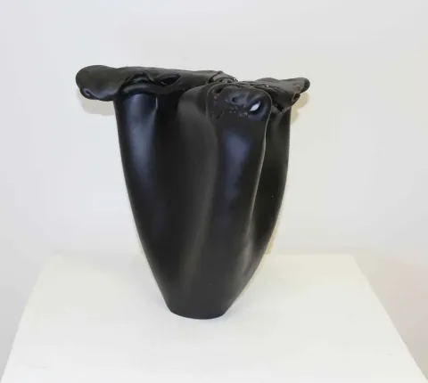 "Ceset" eseri UFUK AKBEY tarafından 30x26x16 cm ölçülerinde yapılmıştır.