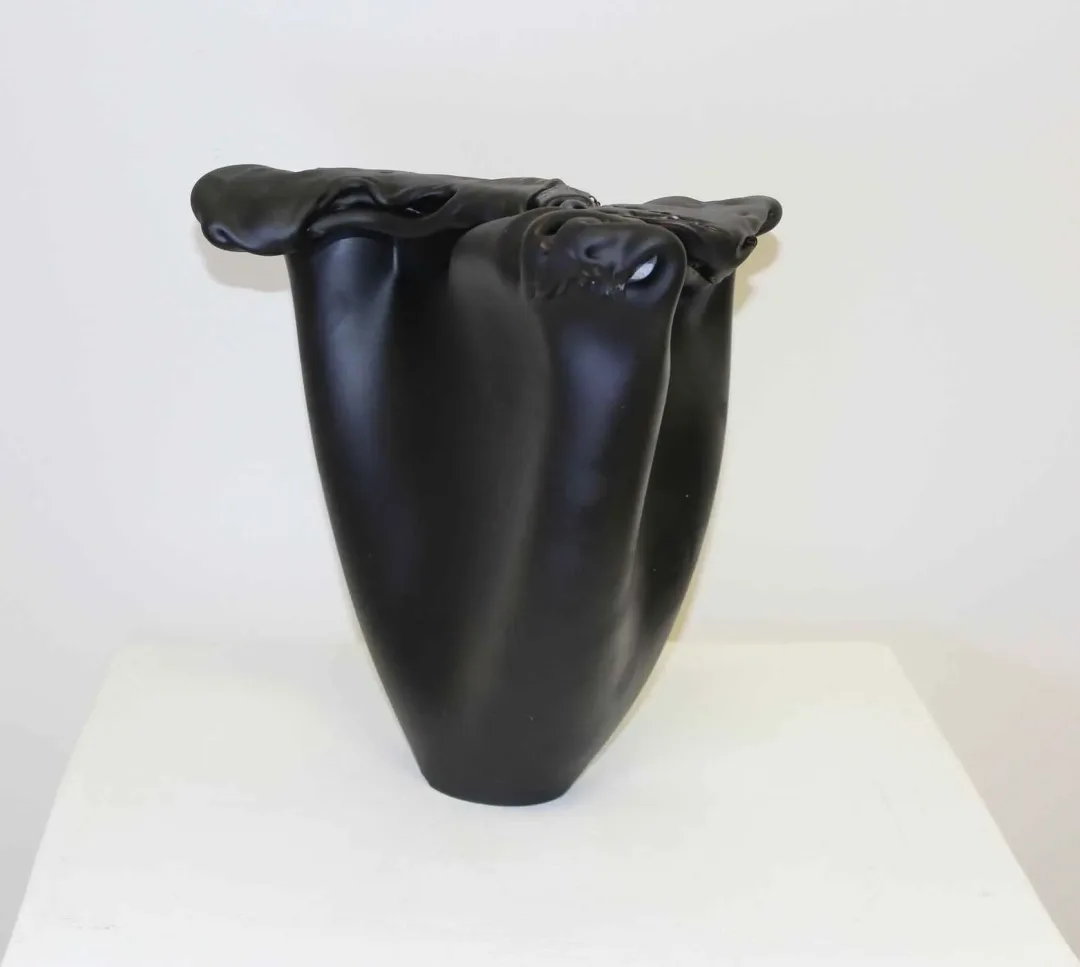 yakınlaştır "Ceset" eseri UFUK AKBEY tarafından 30x26x16 cm ölçülerinde yapılmıştır.