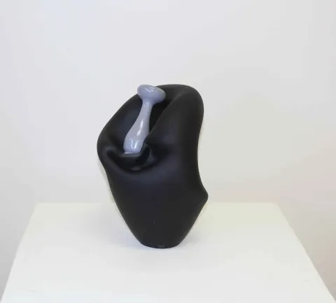 "Enstantane-5" eseri UFUK AKBEY tarafından 28x17x16 cm ölçülerinde yapılmıştır.