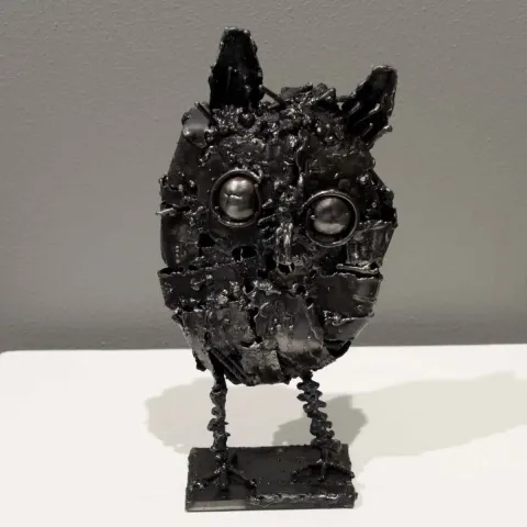 "Baykuş" eseri MURAT YILDIRIMÇAKAR tarafından 2016 yılında 12x24x6 cm ölçülerinde Metal tekniği ile yapılmıştır.