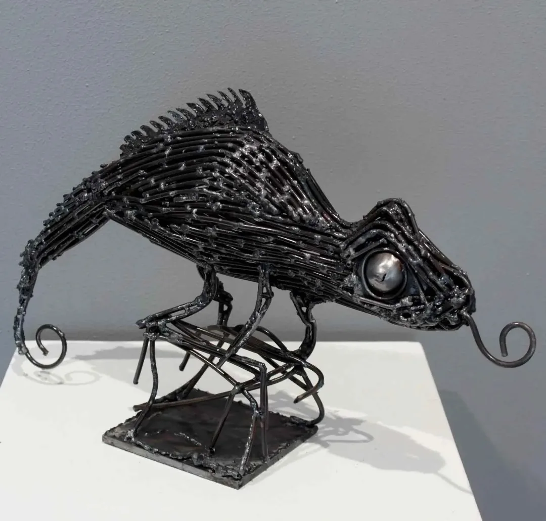 "Bukalemun" eseri MURAT YILDIRIMÇAKAR tarafından 2016 yılında 45x27x11 cm ölçülerinde Metal tekniği ile yapılmıştır.