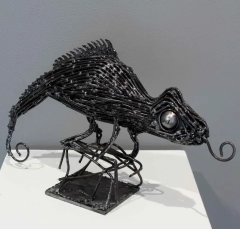 "Bukalemun" eseri MURAT YILDIRIMÇAKAR tarafından 2016 yılında 45x27x11 cm ölçülerinde Metal tekniği ile yapılmıştır.