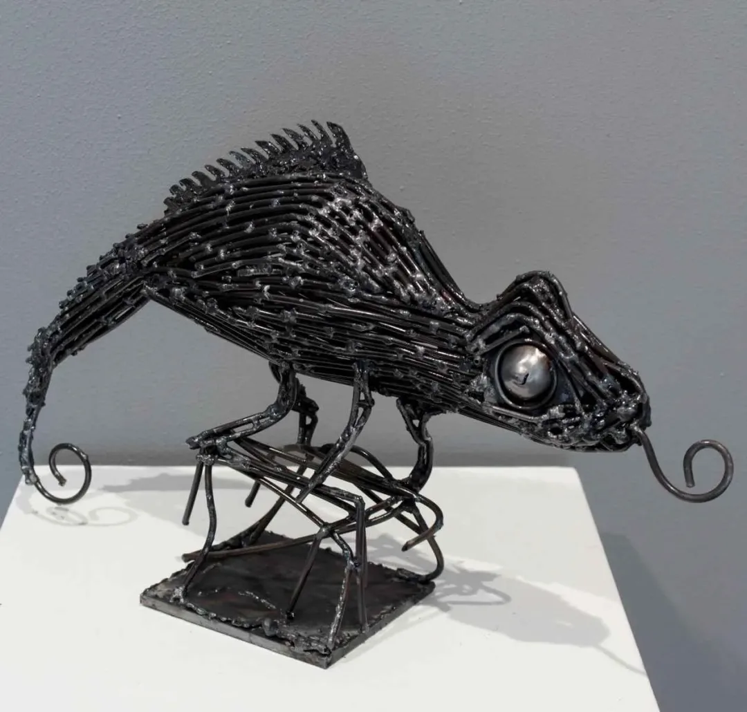 yakınlaştır "Bukalemun" eseri MURAT YILDIRIMÇAKAR tarafından 2016 yılında 45x27x11 cm ölçülerinde Metal tekniği ile yapılmıştır.