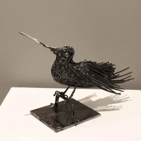 "Sinek Kuşu" eseri MURAT YILDIRIMÇAKAR tarafından 2016 yılında 30x23x11 cm ölçülerinde Metal tekniği ile yapılmıştır.
