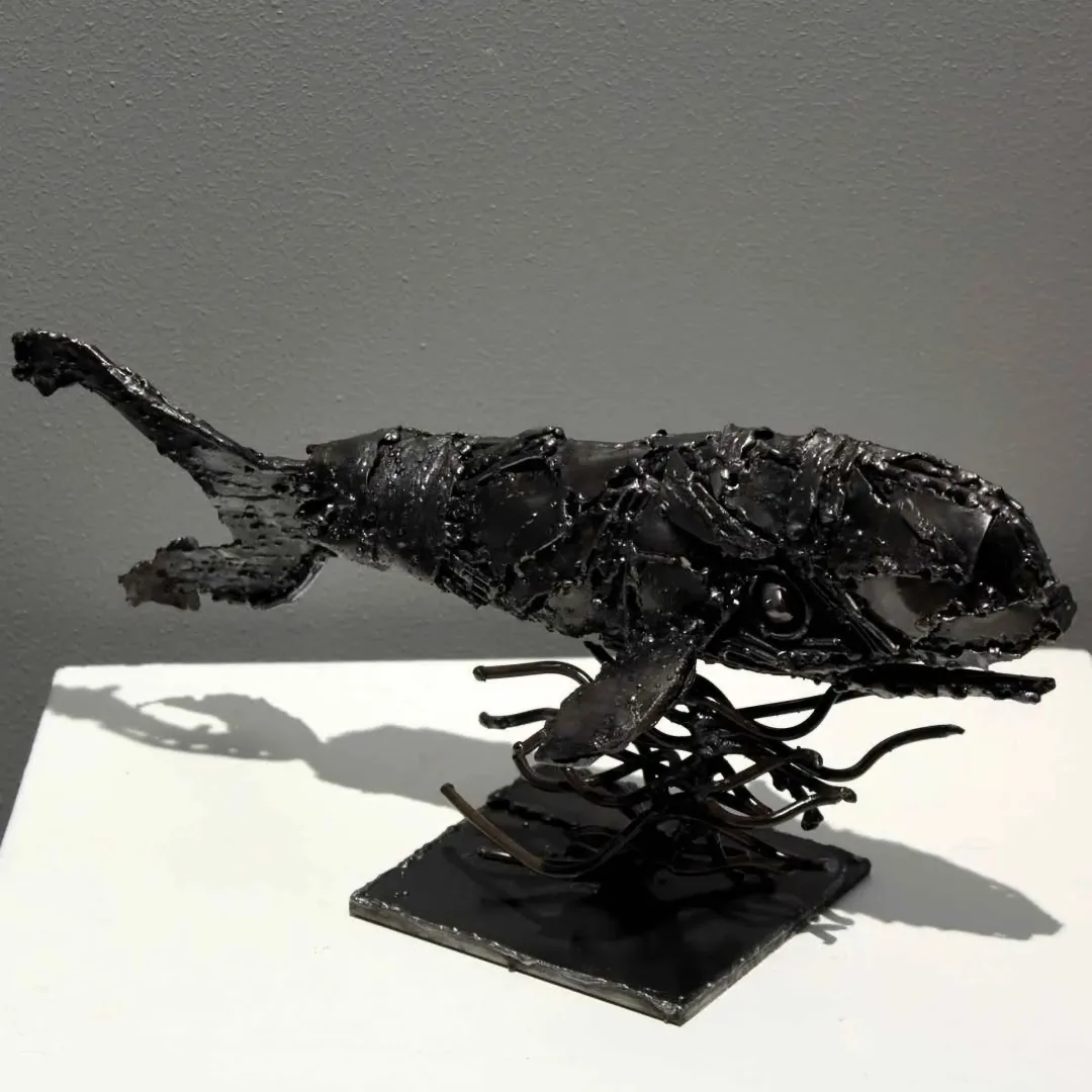"Balina" eseri MURAT YILDIRIMÇAKAR tarafından 2016 yılında 33x16x10 cm ölçülerinde Metal tekniği ile yapılmıştır.