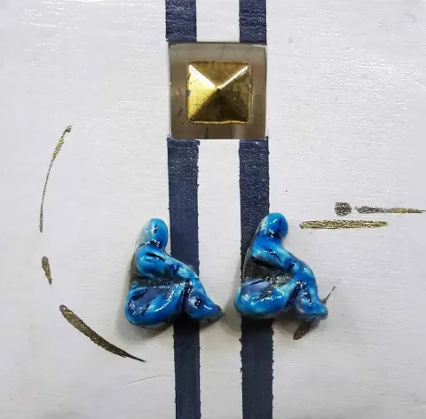 AYSUN ÇÖLBAYIR DİNİZ — “isimsiz”, 2016 "isimsiz" eseri AYSUN ÇÖLBAYIR DİNİZ tarafından 2016 yılında 25x25 cm ölçülerinde Seramik tekniği ile yapılmıştır.