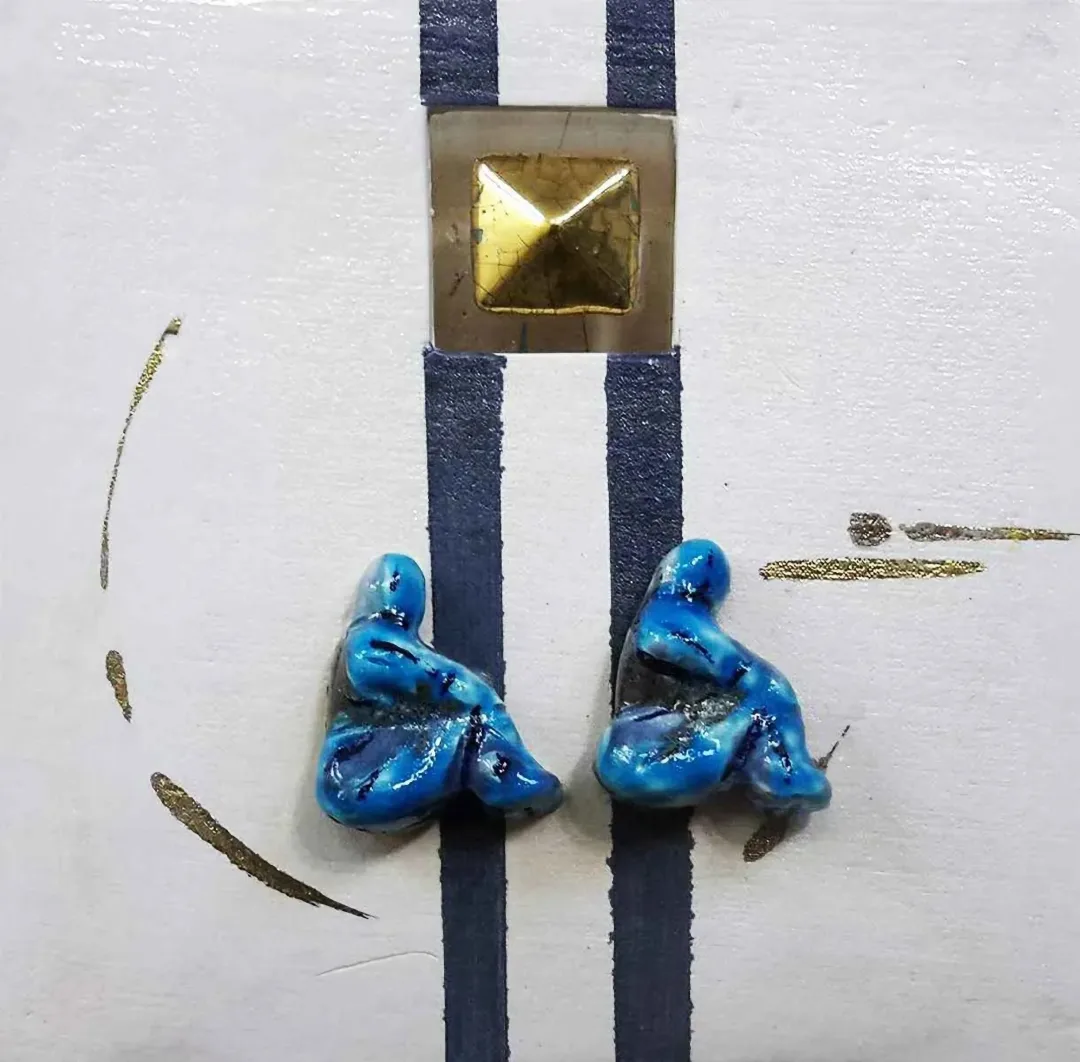 AYSUN ÇÖLBAYIR DİNİZ — “isimsiz”, 2016 "isimsiz" eseri AYSUN ÇÖLBAYIR DİNİZ tarafından 2016 yılında 25x25 cm ölçülerinde Seramik tekniği ile yapılmıştır.