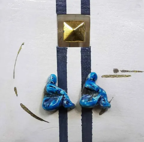 "isimsiz" eseri AYSUN ÇÖLBAYIR DİNİZ tarafından 2016 yılında 25x25 cm ölçülerinde Seramik tekniği ile yapılmıştır.