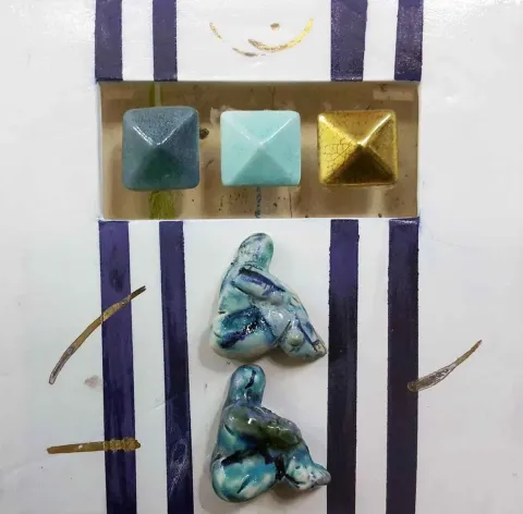 "isimsiz" eseri AYSUN ÇÖLBAYIR DİNİZ tarafından 2016 yılında 25x25 cm ölçülerinde Seramik tekniği ile yapılmıştır.