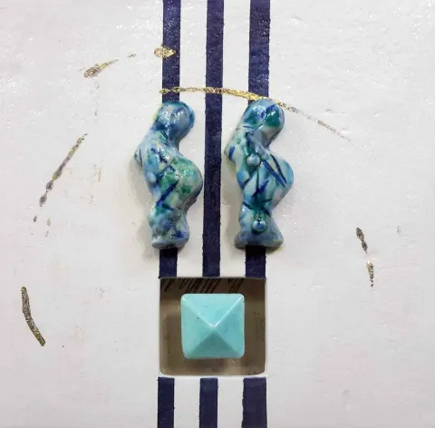 "isimsiz" eseri AYSUN ÇÖLBAYIR DİNİZ tarafından 2016 yılında 25x25 cm ölçülerinde Seramik tekniği ile yapılmıştır.