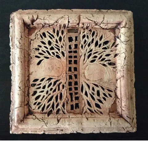 "isimsiz" eseri MİNE POYRAZ tarafından 2016 yılında 25x25 cm ölçülerinde Seramik tekniği ile yapılmıştır.