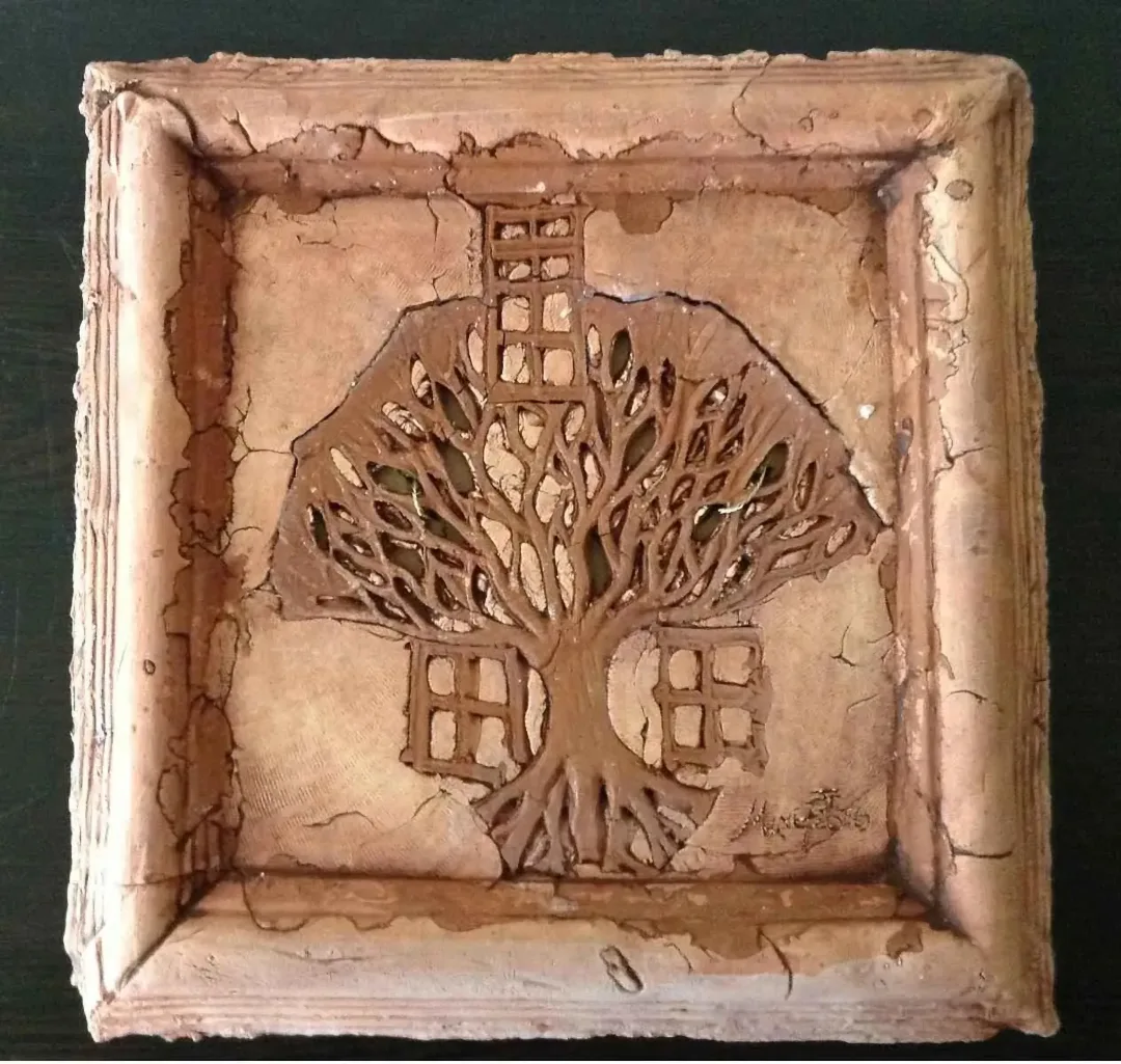 "isimsiz" eseri MİNE POYRAZ tarafından 2016 yılında 25x25 cm ölçülerinde Seramik tekniği ile yapılmıştır.
