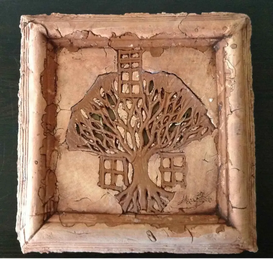 "isimsiz" eseri MİNE POYRAZ tarafından 2016 yılında 25x25 cm ölçülerinde Seramik tekniği ile yapılmıştır.