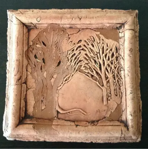 "isimsiz" eseri MİNE POYRAZ tarafından 2016 yılında 25x25 cm ölçülerinde Seramik tekniği ile yapılmıştır.