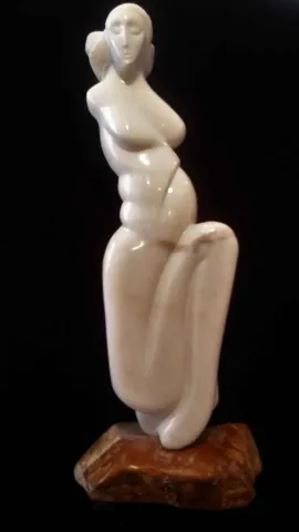DİNÇER GÜNGÖRÜR Bu eser DİNÇER GÜNGÖRÜR tarafından 74x23x10 cm ölçülerinde Afyon Mermeri tekniği ile yapılmıştır.