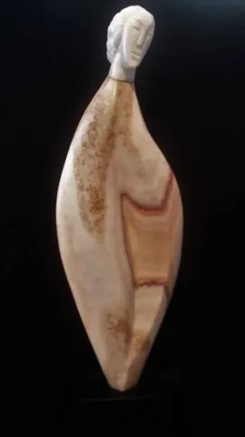 DİNÇER GÜNGÖRÜR — “Tevazu” "Tevazu" eseri DİNÇER GÜNGÖRÜR tarafından 71x22x9 cm ölçülerinde Yunusemre taşı tekniği ile yapılmıştır.