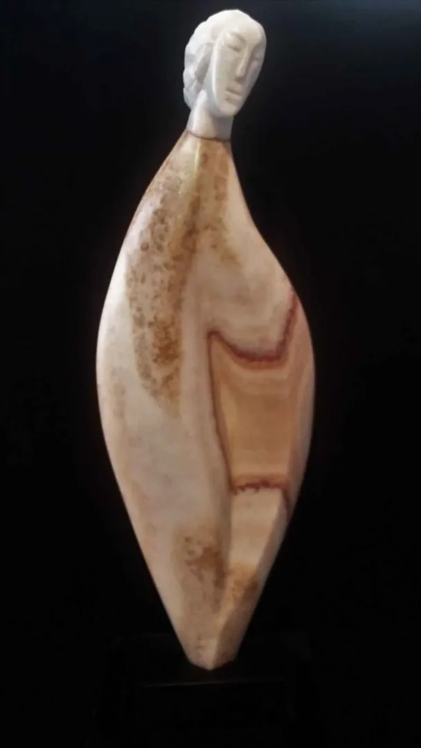 yakınlaştır "Tevazu" eseri DİNÇER GÜNGÖRÜR tarafından 71x22x9 cm ölçülerinde Yunusemre taşı tekniği ile yapılmıştır.
