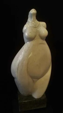 DİNÇER GÜNGÖRÜR — “yakarış” "yakarış" eseri DİNÇER GÜNGÖRÜR tarafından 61x27x11 cm ölçülerinde Kemalpaşa mermeri tekniği ile yapılmıştır.
