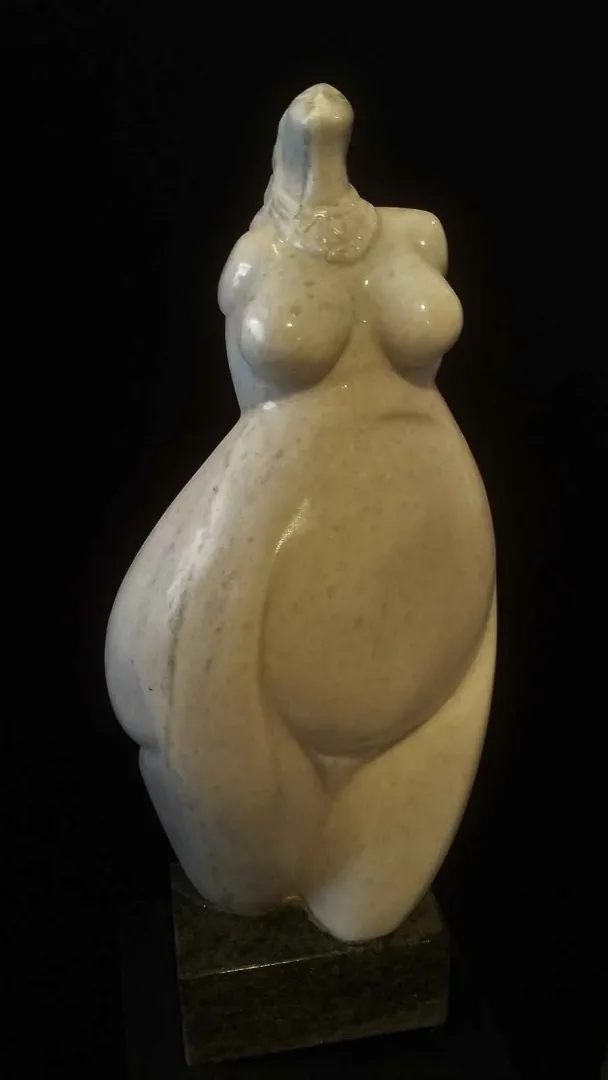 "yakarış" eseri DİNÇER GÜNGÖRÜR tarafından 61x27x11 cm ölçülerinde Kemalpaşa mermeri tekniği ile yapılmıştır.