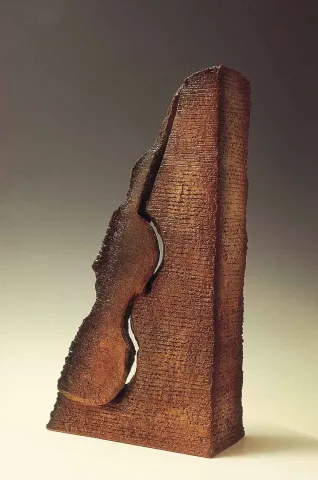 Bu eser AZİZ ÖZDEMİR tarafından Seramik tekniği ile yapılmıştır.