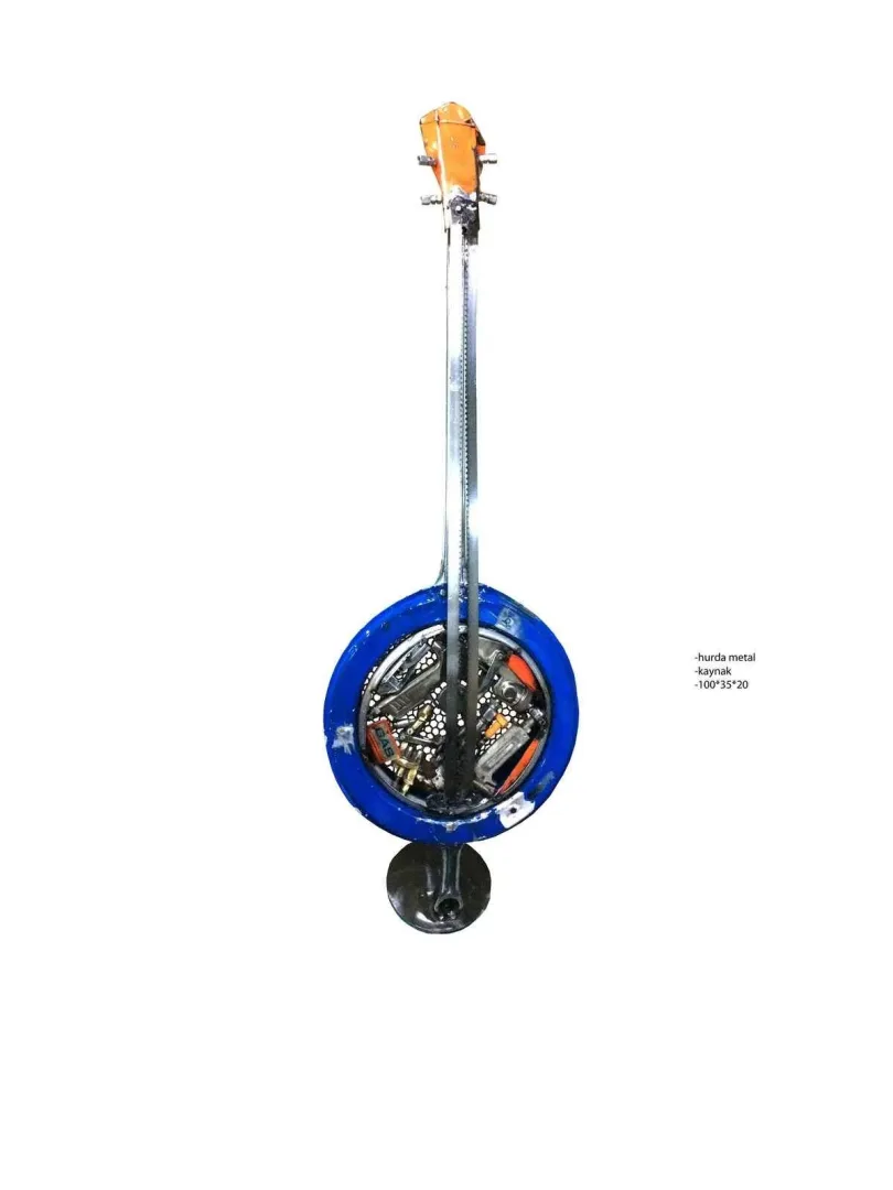 "Bonjo" eseri ASAF ERDEMLİ tarafından 2017 yılında 100x35x20 cm ölçülerinde Hurda metal tekniği ile yapılmıştır.
