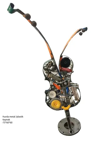 ASAF ERDEMLİ — “Keman”, 2017 "Keman" eseri ASAF ERDEMLİ tarafından 2017 yılında 75x60x60 cm ölçülerinde Hurda Metal+Plastik tekniği ile yapılmıştır.