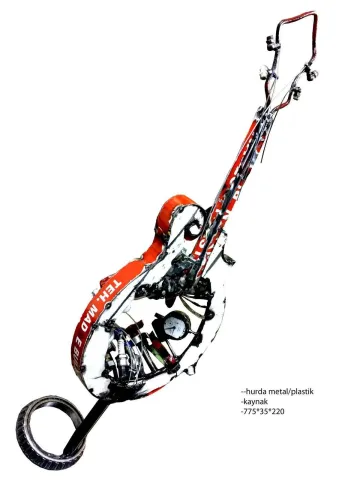 "Mandolin" eseri ASAF ERDEMLİ tarafından 2017 yılında 75x35x20 cm ölçülerinde Hurda Metal+Plastik tekniği ile yapılmıştır.