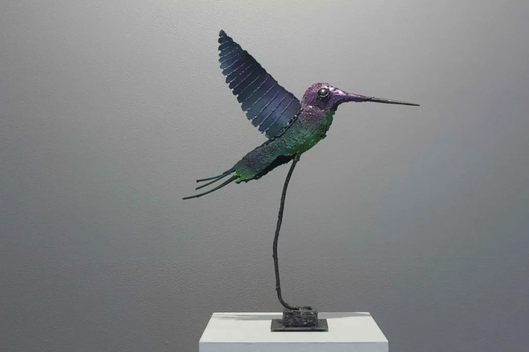 "Sinek Kuşu" eseri MURAT YILDIRIMÇAKAR tarafından 2017 yılında 58x33x48 cm ölçülerinde Metal tekniği ile yapılmıştır.